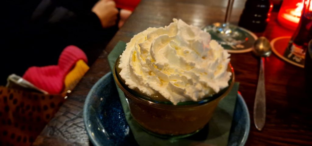 Gammeldags æblekage hos London Pub